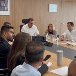 O prefeito Eduardo Paes comanda reunião com vereadores e barraqueiros e anuncia que a prefeitura voltará atrás em algumas das proibições na orla que passariam a vigorar no próximo dia 1º