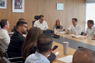 O prefeito Eduardo Paes comanda reunião com vereadores e barraqueiros e anuncia que a prefeitura voltará atrás em algumas das proibições na orla que passariam a vigorar no próximo dia 1º