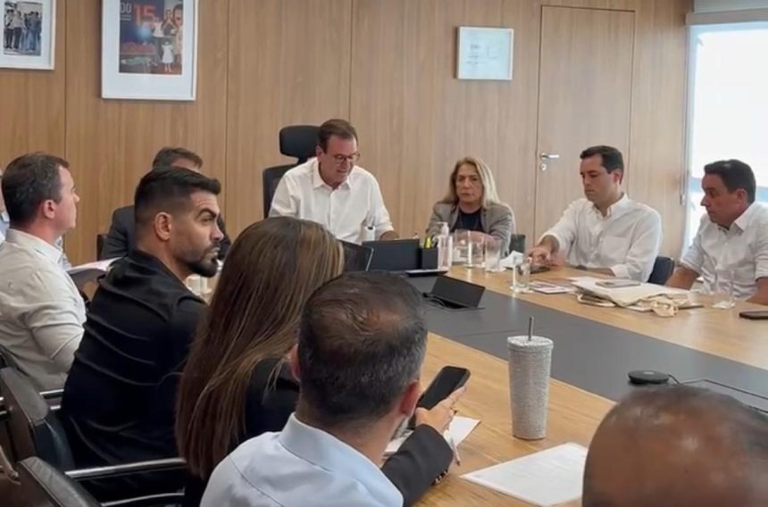 O prefeito Eduardo Paes comanda reunião com vereadores e barraqueiros e anuncia que a prefeitura voltará atrás em algumas das proibições na orla que passariam a vigorar no próximo dia 1º