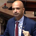 Líder do governo Paes vai ao microfone na Câmara, enfrenta o PL e puxa orelha da base