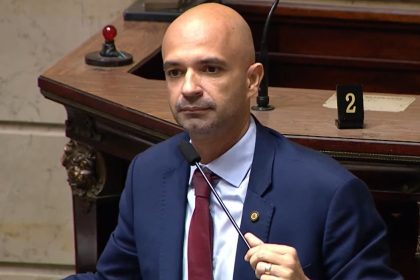 Líder do governo Paes vai ao microfone na Câmara, enfrenta o PL e puxa orelha da base