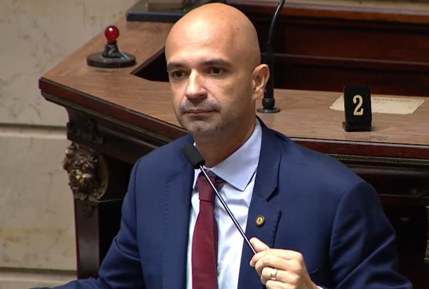 Líder do governo Paes vai ao microfone na Câmara, enfrenta o PL e puxa orelha da base
