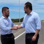 O governador Cláudio Castro (PL) vai viajar a Lisboa e deixar o governo com o presidente da Assembleia, Rodrigo Bacellar (União), agora o primeiro na linha sucessória