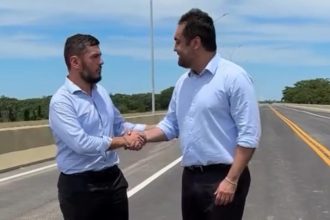Castro oficializa licença para viagem e Bacellar volta ao comando do estado