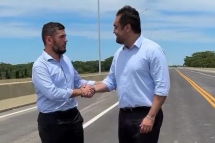 O governador Cláudio Castro (PL) vai viajar a Lisboa e deixar o governo com o presidente da Assembleia, Rodrigo Bacellar (União), agora o primeiro na linha sucessória