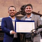 Daniel Calarco de Oliveira, presidente da organização social Observatório Internacional da Juventude, é condecorado pelo então deputado estadual Andrezinho Ceciliano (PT), hoje prefeito de Paracambi: convênio com secretaria gerida por petistas é questionado por vereador ligado ao prefeito Eduardo Paes (PSD)