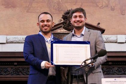 Daniel Calarco de Oliveira, presidente da organização social Observatório Internacional da Juventude, é condecorado pelo então deputado estadual Andrezinho Ceciliano (PT), hoje prefeito de Paracambi: convênio com secretaria gerida por petistas é questionado por vereador ligado ao prefeito Eduardo Paes (PSD)