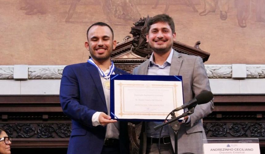 Daniel Calarco de Oliveira, presidente da organização social Observatório Internacional da Juventude, é condecorado pelo então deputado estadual Andrezinho Ceciliano (PT), hoje prefeito de Paracambi: convênio com secretaria gerida por petistas é questionado por vereador ligado ao prefeito Eduardo Paes (PSD)