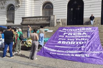 Frente contra a criminalização do aborto faz manifestação em frente à Câmara do Rio