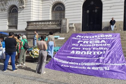 Frente contra a criminalização do aborto faz manifestação em frente à Câmara do Rio