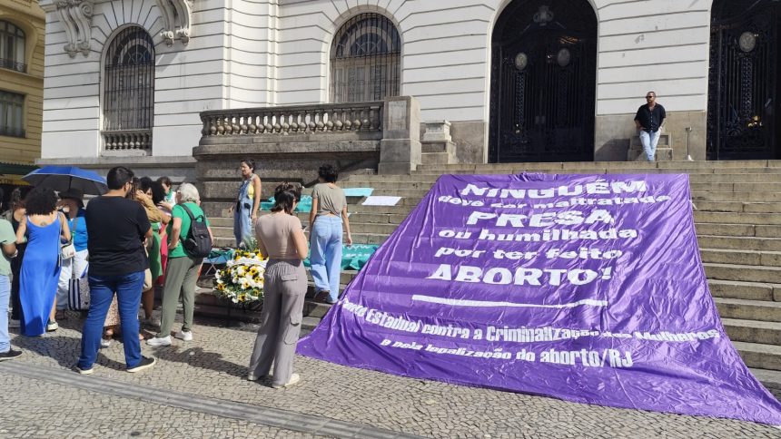 Frente contra a criminalização do aborto faz manifestação em frente à Câmara do Rio