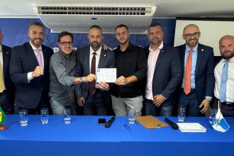 Os deputados Alan Lopes, Rodrigo Amorim, Alexandre Knoploch e Renan Jordy, além do vereador Poubel, acompanharam a filiação de Kauan, filho do deputado Flippe Poubel, ao PL — sob as bênçãos do presidente municipal do partido, Bruno Bonetti