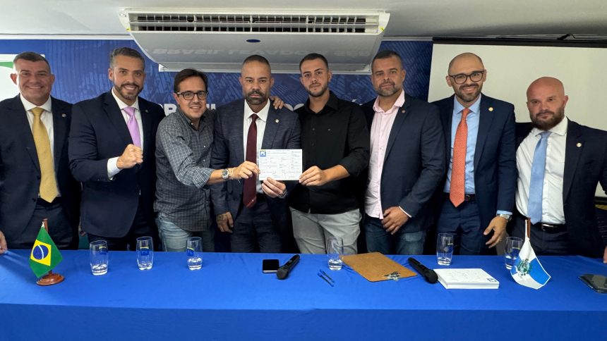 Os deputados Alan Lopes, Rodrigo Amorim, Alexandre Knoploch e Renan Jordy, além do vereador Poubel, acompanharam a filiação de Kauan, filho do deputado Flippe Poubel, ao PL — sob as bênçãos do presidente municipal do partido, Bruno Bonetti