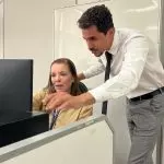 O vereador Salvino Oliveira, com a professora Ioliris Paes, que coordena os trabalhos na Comissão de Educação da Câmara do Rio: uso de inteligência artificial para dar o parecer a projetos que estão na gaveta há mais de 20 anos