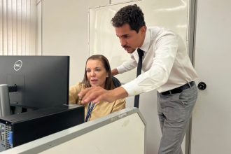 O vereador Salvino Oliveira, com a professora Ioliris Paes, que coordena os trabalhos na Comissão de Educação da Câmara do Rio: uso de inteligência artificial para dar o parecer a projetos que estão na gaveta há mais de 20 anos