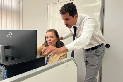 O vereador Salvino Oliveira, com a professora Ioliris Paes, que coordena os trabalhos na Comissão de Educação da Câmara do Rio: uso de inteligência artificial para dar o parecer a projetos que estão na gaveta há mais de 20 anos