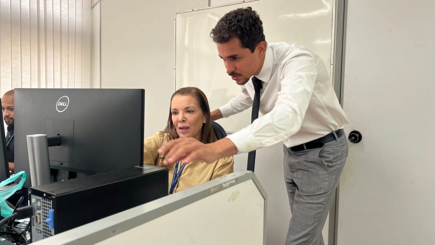 O vereador Salvino Oliveira, com a professora Ioliris Paes, que coordena os trabalhos na Comissão de Educação da Câmara do Rio: uso de inteligência artificial para dar o parecer a projetos que estão na gaveta há mais de 20 anos