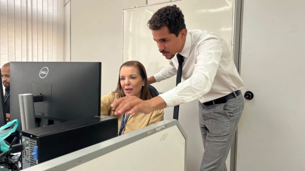 O vereador Salvino Oliveira, com a professora Ioliris Paes, que coordena os trabalhos na Comissão de Educação da Câmara do Rio: uso de inteligência artificial para dar o parecer a projetos que estão na gaveta há mais de 20 anos