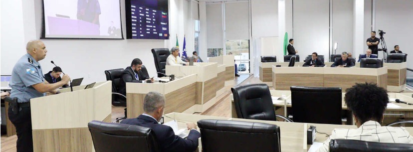 O major da PM Tales Borges apresenta à Câmara de Vereadores de Macaé os resultados do combate à criminalidade: apesar do pedido da base, a Polícia Militar não promoveu o major e preferiu escolher Leandro Matieli, secretário do prefeito Eduardo Paes