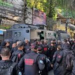 Policiais se preparam para a operação na Favela da Rocinha, em busca de criminosos do Ceará