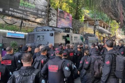 Policiais se preparam para a operação na Favela da Rocinha, em busca de criminosos do Ceará
