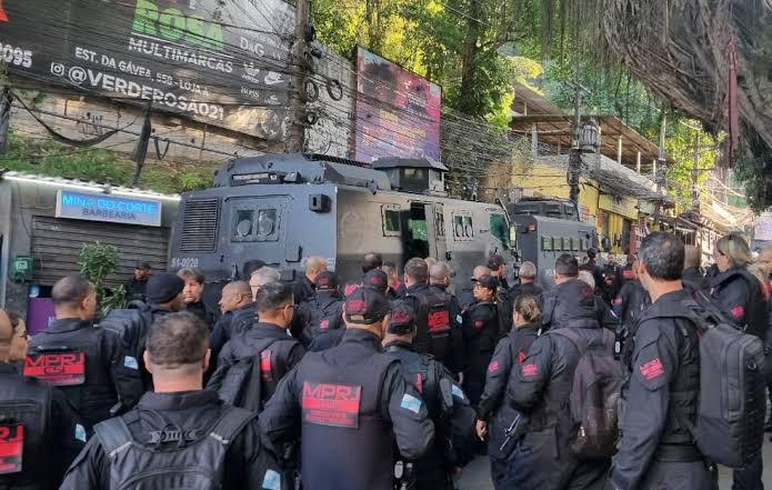 Policiais se preparam para a operação na Favela da Rocinha, em busca de criminosos do Ceará