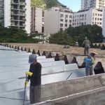 Operários trabalham na recuperação do telhado da Cobal do Humaitá: após anos de espera, obras finalmente começaram