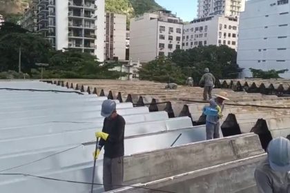 Operários trabalham na recuperação do telhado da Cobal do Humaitá: após anos de espera, obras finalmente começaram