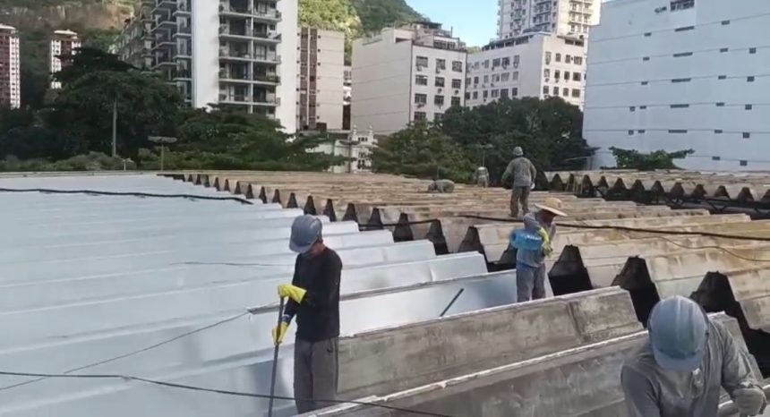Operários trabalham na recuperação do telhado da Cobal do Humaitá: após anos de espera, obras finalmente começaram