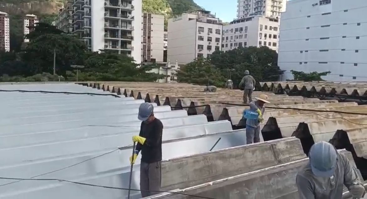 Operários trabalham na recuperação do telhado da Cobal do Humaitá: após anos de espera, obras finalmente começaram