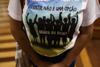 O Ministério Público Federal (MPF) realizou mais uma reunião com familiares das vítimas da Chacina de Acari, além de representantes e autoridades federais, estaduais e municipais para debater o cumprimento da sentença da Corte Interamericana de Direitos Humanos (Corte IDH). O encontro foi realizado na terça-feira (13) e teve como foco central a implementação urgente da assistência médica e psicológica às famílias afetadas, conforme previsto na decisão internacional.