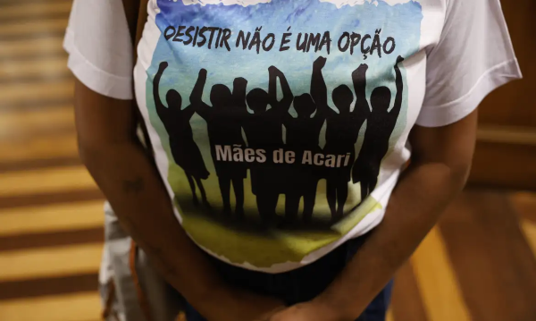 O Ministério Público Federal (MPF) realizou mais uma reunião com familiares das vítimas da Chacina de Acari, além de representantes e autoridades federais, estaduais e municipais para debater o cumprimento da sentença da Corte Interamericana de Direitos Humanos (Corte IDH). O encontro foi realizado na terça-feira (13) e teve como foco central a implementação urgente da assistência médica e psicológica às famílias afetadas, conforme previsto na decisão internacional.