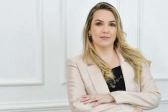 A juíza Kamylla Acioli lança no próximo dia 16 de maio, às 14h, na Rua. Dr. Ubiratan Marques, 100, Jardim Vinte e Cinco de Agosto, Duque de Caxias, o livro “Por Trás da Toga”, pela Elas Editora Litterae. A obra traz à tona as múltiplas faces da violência contra crianças no Brasil.
