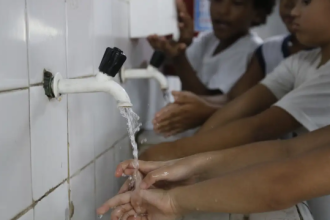 O MPRJ recomendou, por meio da Promotoria de Justiça de Tutela Coletiva de Defesa do Meio Ambiente de Niterói, que o município adote, com urgência, medidas administrativas e legislativas para corrigir o atual modelo de regulação, garantindo a conformidade com o Marco Legal do Saneamento e com as diretrizes da ANA.
