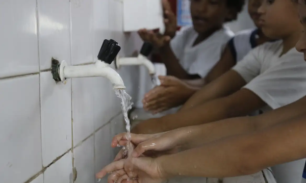 O MPRJ recomendou, por meio da Promotoria de Justiça de Tutela Coletiva de Defesa do Meio Ambiente de Niterói, que o município adote, com urgência, medidas administrativas e legislativas para corrigir o atual modelo de regulação, garantindo a conformidade com o Marco Legal do Saneamento e com as diretrizes da ANA.