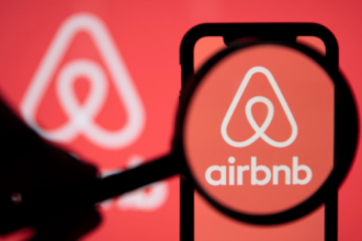 A próxima discussão sobre o projeto de lei que quer regulamentar plataformas de aluguel por temporada — como o Airbnb —, já tem data marcada na Câmara de Vereadores do Rio. A reunião da comissão especial será no dia 26 de maio, segunda-feira, às 10h. Desta vez, sentarão à mesa representantes das Secretarias municipais de Desenvolvimento Econômico e de Trabalho e Renda.