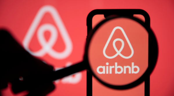 A próxima discussão sobre o projeto de lei que quer regulamentar plataformas de aluguel por temporada — como o Airbnb —, já tem data marcada na Câmara de Vereadores do Rio. A reunião da comissão especial será no dia 26 de maio, segunda-feira, às 10h. Desta vez, sentarão à mesa representantes das Secretarias municipais de Desenvolvimento Econômico e de Trabalho e Renda.