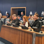 Mais um membro da família midiática Poncio invadiu a Assembleia Legislativa do Rio (Alerj). A deputada Sarah Poncio (SDD) chegou acompanhada de seu irmão, Saulo Poncio, na sessão plenária desta terça-feira (06).