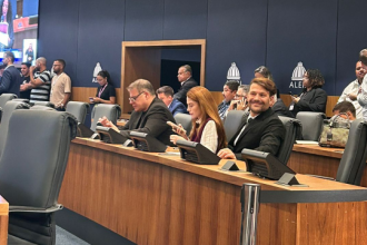 Mais um membro da família midiática Poncio invadiu a Assembleia Legislativa do Rio (Alerj). A deputada Sarah Poncio (SDD) chegou acompanhada de seu irmão, Saulo Poncio, na sessão plenária desta terça-feira (06).