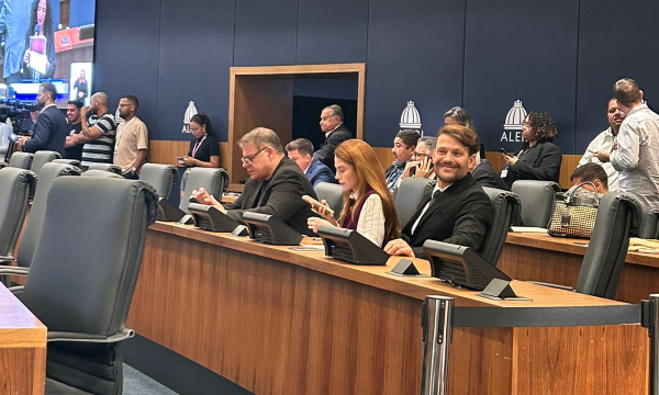 Mais um membro da família midiática Poncio invadiu a Assembleia Legislativa do Rio (Alerj). A deputada Sarah Poncio (SDD) chegou acompanhada de seu irmão, Saulo Poncio, na sessão plenária desta terça-feira (06).