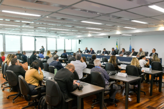A Comissão de Tributação, da Assembleia Legislativa do Rio (Alerj) debateu, nesta quarta-feira (14), o impacto da falsificação e da sonegação fiscal na arrecadação do ICMS no setor de bebidas. A comissão discutiu a necessidade de implantação de novos modelos de fiscalização, incluindo o uso de inteligência artificial.
