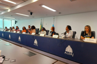 A audiência pública da Comissão de Defesa dos Direitos das Mulheres da Alerj, presidida pela deputada Renata Souza (PSOL), realizada na manhã desta terça-feira (20), colocou a Secretaria Estadual de Trabalho e Renda na berlinda. A reunião questionou o motivo da pasta não ter usado nenhuma fatia do orçamento de 2024 — cerca de R$ 1,2 milhão, segundo levantamento de Renata — para o desenvolvimento de políticas de geração de emprego e renda para mulheres.