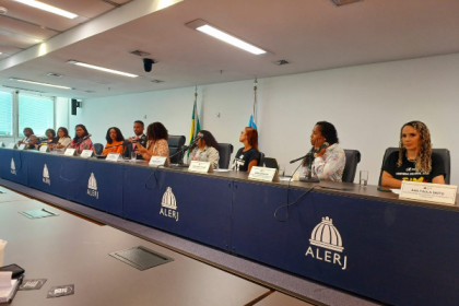 A audiência pública da Comissão de Defesa dos Direitos das Mulheres da Alerj, presidida pela deputada Renata Souza (PSOL), realizada na manhã desta terça-feira (20), colocou a Secretaria Estadual de Trabalho e Renda na berlinda. A reunião questionou o motivo da pasta não ter usado nenhuma fatia do orçamento de 2024 — cerca de R$ 1,2 milhão, segundo levantamento de Renata — para o desenvolvimento de políticas de geração de emprego e renda para mulheres.