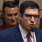 A Câmara do Rio aprovou em primeira discussão na sessão desta terça-feira (13), o projeto para implementação de cartazes contra o aborto, de autoria de Rogério Amorim (PL). A proposta foi aprovada por 29 votos favoráveis, com 8 votos contrários.