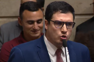 A Câmara do Rio aprovou em primeira discussão na sessão desta terça-feira (13), o projeto para implementação de cartazes contra o aborto, de autoria de Rogério Amorim (PL). A proposta foi aprovada por 29 votos favoráveis, com 8 votos contrários.
