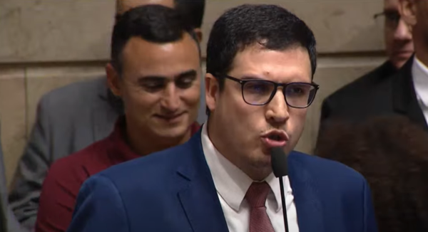 A Câmara do Rio aprovou em primeira discussão na sessão desta terça-feira (13), o projeto para implementação de cartazes contra o aborto, de autoria de Rogério Amorim (PL). A proposta foi aprovada por 29 votos favoráveis, com 8 votos contrários.