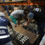 Uma força-tarefa formada pela Secretaria de Estado de Defesa do Consumidor (Sedcon), Procon-RJ e Procon Rio das Ostras apreendeu, nesta quarta-feira (14), cerca de duas mil garrafas de 500 ml de azeite com irregularidades. A Secretaria e Autarquia autuaram três supermercados no município.
