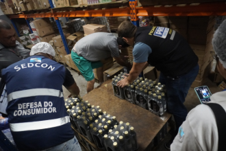 Uma força-tarefa formada pela Secretaria de Estado de Defesa do Consumidor (Sedcon), Procon-RJ e Procon Rio das Ostras apreendeu, nesta quarta-feira (14), cerca de duas mil garrafas de 500 ml de azeite com irregularidades. A Secretaria e Autarquia autuaram três supermercados no município.