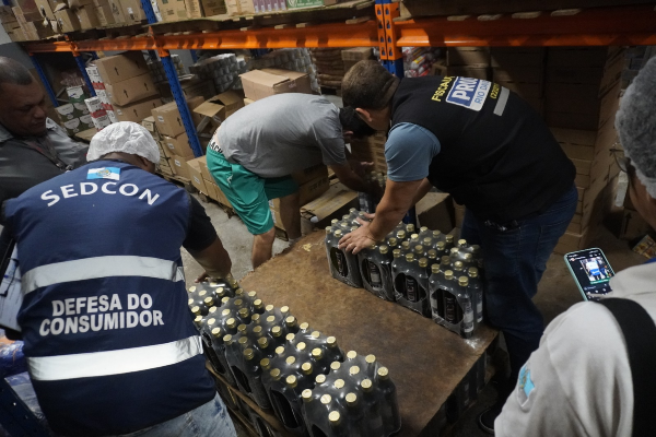 Uma força-tarefa formada pela Secretaria de Estado de Defesa do Consumidor (Sedcon), Procon-RJ e Procon Rio das Ostras apreendeu, nesta quarta-feira (14), cerca de duas mil garrafas de 500 ml de azeite com irregularidades. A Secretaria e Autarquia autuaram três supermercados no município.
