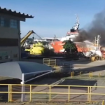 Um incêndio atinge, desde a tarde de sábado (18), uma embarcação que estava no estaleiro da Avenida do Contorno, em Niterói. O fogo persiste até a manhã deste domingo (19). Imagens compartilhadas nas redes sociais mostram uma grande quantidade de fumaça saindo do local.